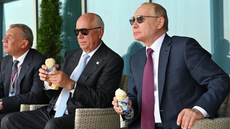 Президент РФ Владимир Путин на Международном авиационно-космическом салоне МАКС-2021. Слева направо: заместитель председателя правительства Юрий Борисов и генеральный директор госкорпорации "Ростех" Сергей Чемезов Президент РФ Владимир Путин на Международном авиационно-космическом салоне МАКС-2021. Слева направо: заместитель председателя правительства Юрий Борисов и генеральный директор госкорпорации "Ростех" Сергей Чемезов - «Россия сегодня», 800, 13.09.2021